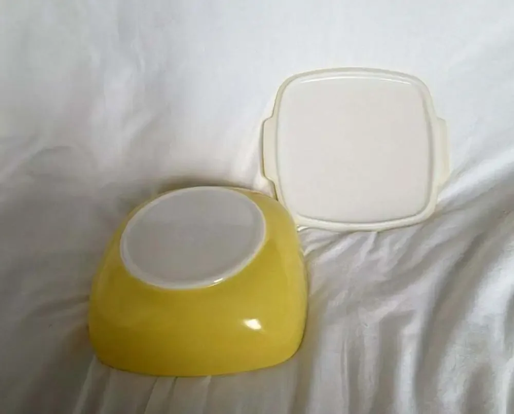 Vintage Pyrex Hostess Solid Yellow Square Casserole Dish and Lid #525-B 2.5 Quar